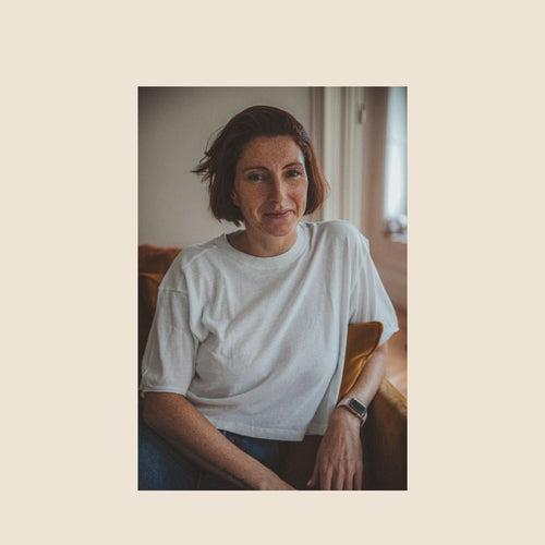 Une femme en t-shirt blanc avec la peau en excellent santé.