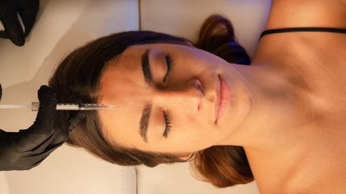 Une femme reçoit une injection dans le cadre d