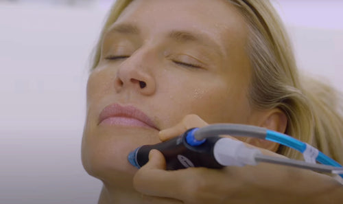 Une femme blonde reçoit un traitement HydraFacial dans un centre de médecine esthétique.