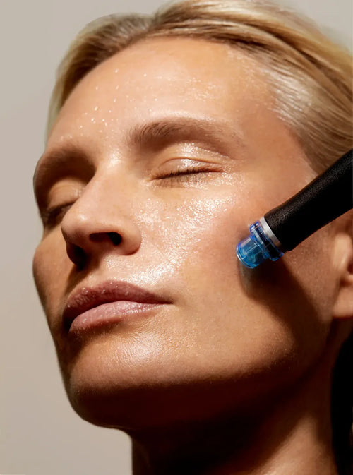 Une femme reçoit un soin HydraFacial.