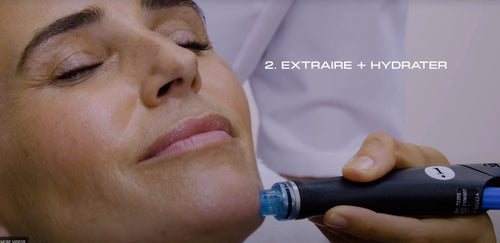 Une femme se prépare à recevoir un traitement HydraFacial dans un centre de médecine esthétique.