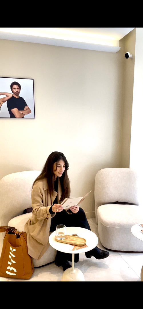 Une femme attend avant sa consultation pour un diagnostic de peau dans un centre de médecine esthétique.