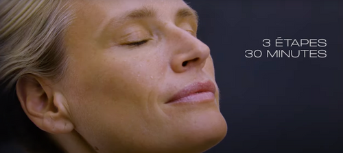 Une femme blonde se prépare à recevoir un traitement HydraFacial dans un centre de médecine esthétique.