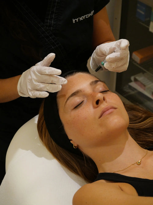 Une femme reçoit un traitement dans un centre de médecine esthétique.