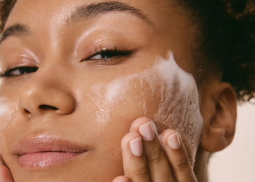 Comment Traiter la Peau Grasse et Retrouver un Teint Équilibré ?