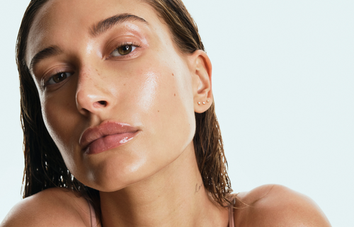 Les soins pour une peau façon Hailey Bieber